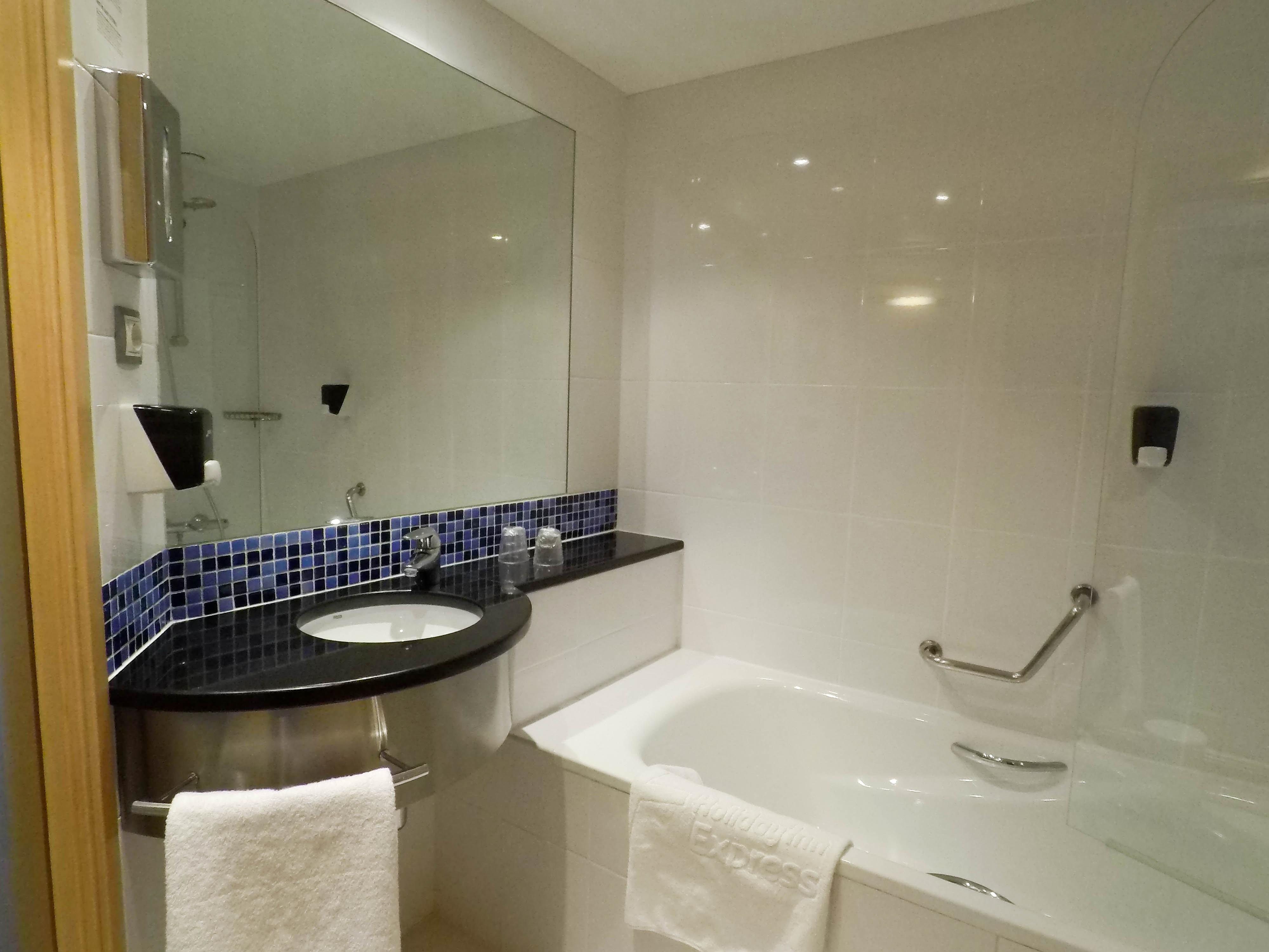 Holiday Inn Express Pamplona By Ihg Mutilva Baja Zewnętrze zdjęcie