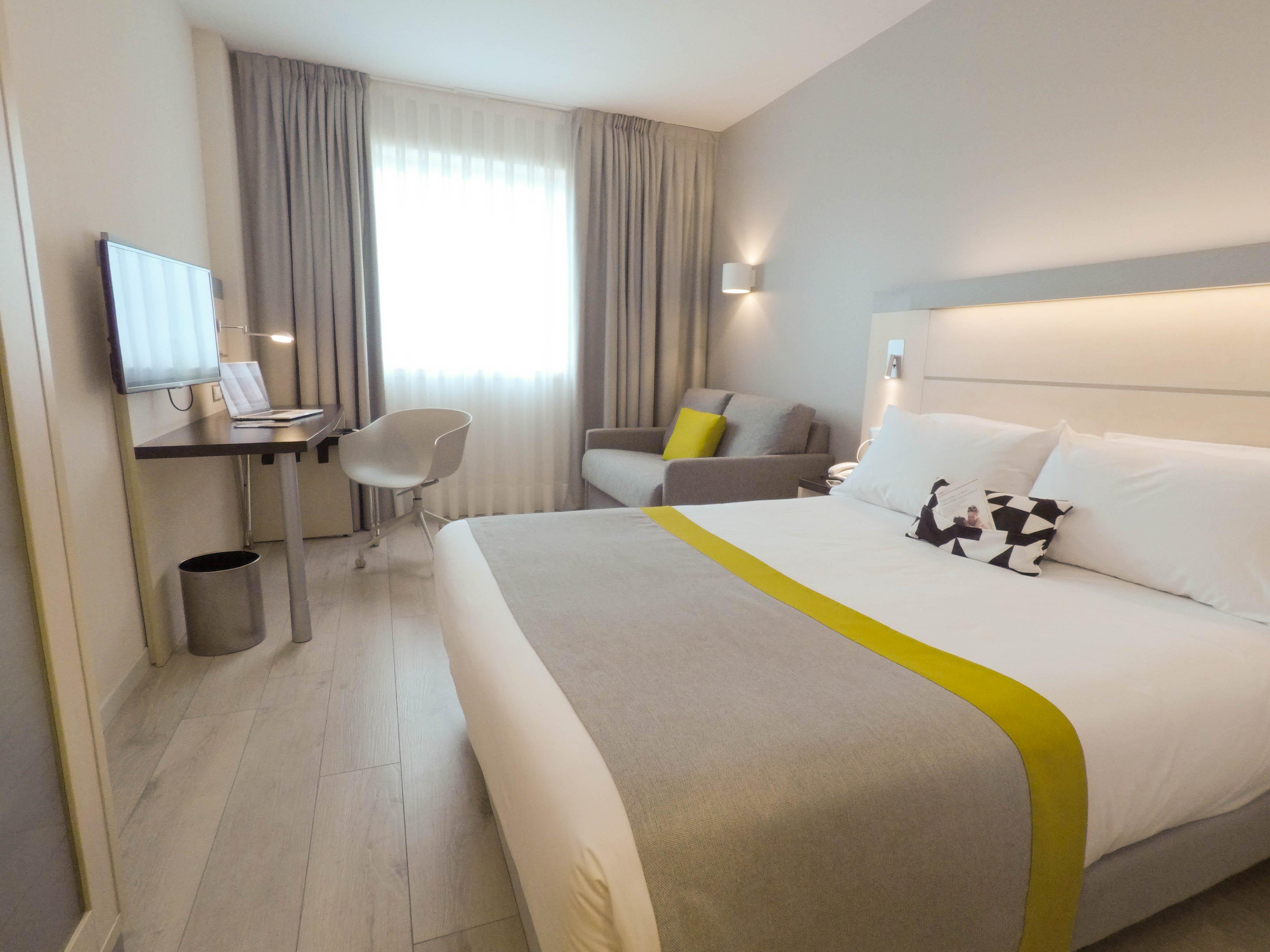 Holiday Inn Express Pamplona By Ihg Mutilva Baja Zewnętrze zdjęcie