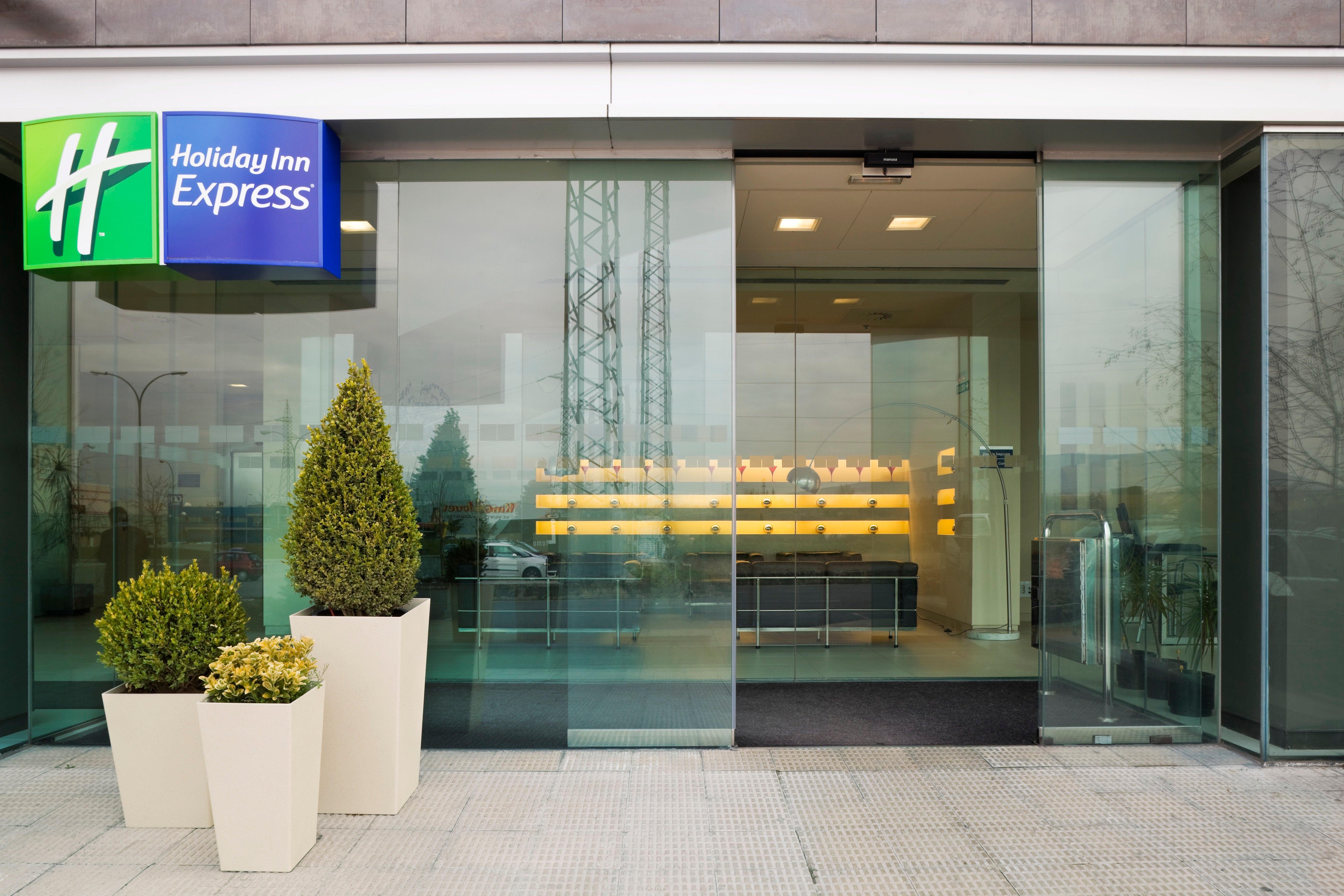 Holiday Inn Express Pamplona By Ihg Mutilva Baja Zewnętrze zdjęcie