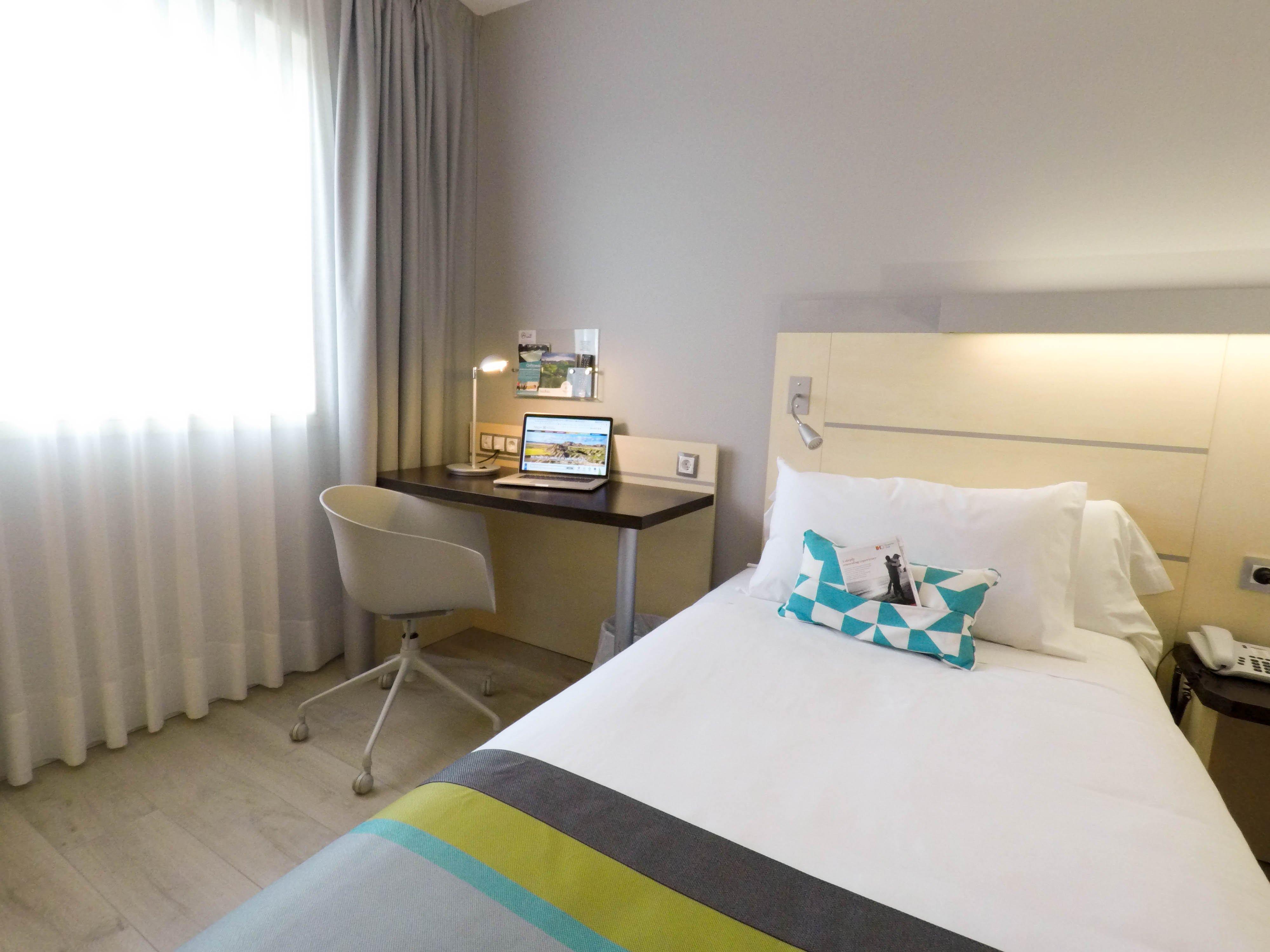 Holiday Inn Express Pamplona By Ihg Mutilva Baja Zewnętrze zdjęcie