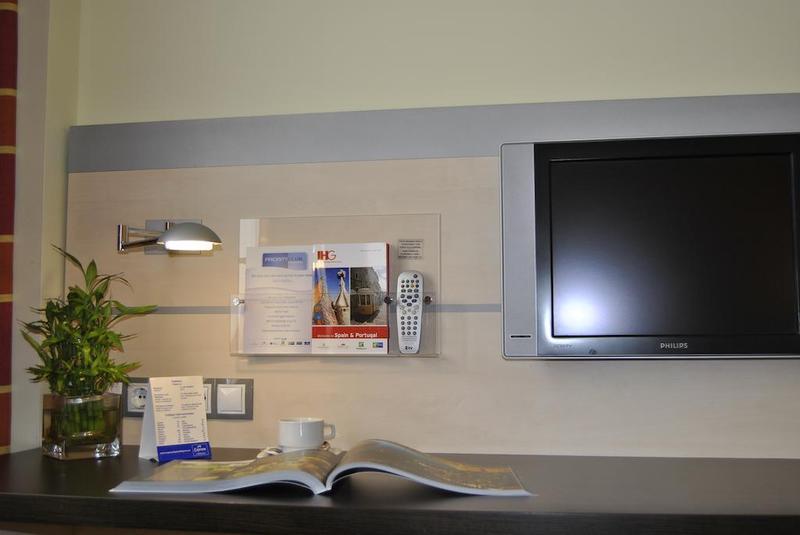 Holiday Inn Express Pamplona By Ihg Mutilva Baja Zewnętrze zdjęcie